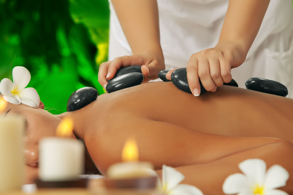 Hot stone massage therapy: 5 benefits